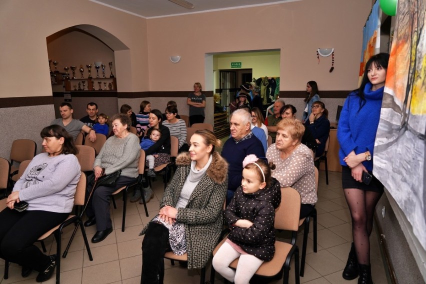 Nowe Gronowo. Jasełka w wykonaniu dzieci oraz wizyta pewnego pana w czerwonym kubraku, wypełniły radością świetlicę wiejską w Nowym Gronowie