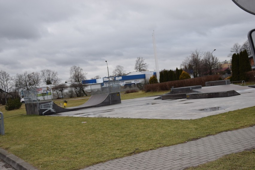 "Park kieszonkowy pomiędzy Restauracją McDonalds a sklepem...