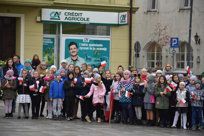 Święto Niepodległości 2018 w Żninie: polonez na rynku [zdjęcia] 