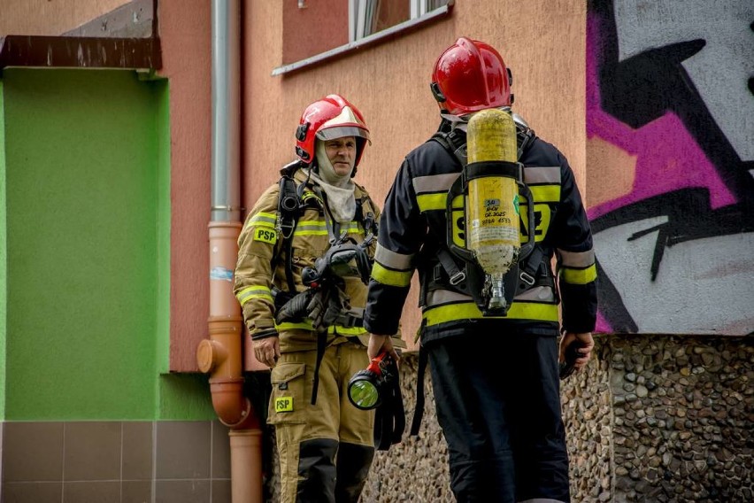 Wałbrzych: Sześć jednostek Straży Pożarnej na ulicy Długiej. Co się dzieje?