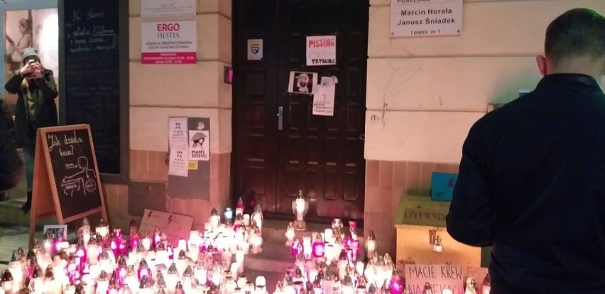 "Pogrzeb praw kobiet w Gdyni" [22 - 24.10.2020]. Przed gdyńską siedzibą Prawa i Sprawiedliwości zapłonęły setki zniczy i zebrał się tłum