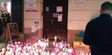 "Pogrzeb praw kobiet w Gdyni" [22 - 24.10.2020]. Przed gdyńską siedzibą Prawa i Sprawiedliwości zapłonęły setki zniczy i zebrał się tłum