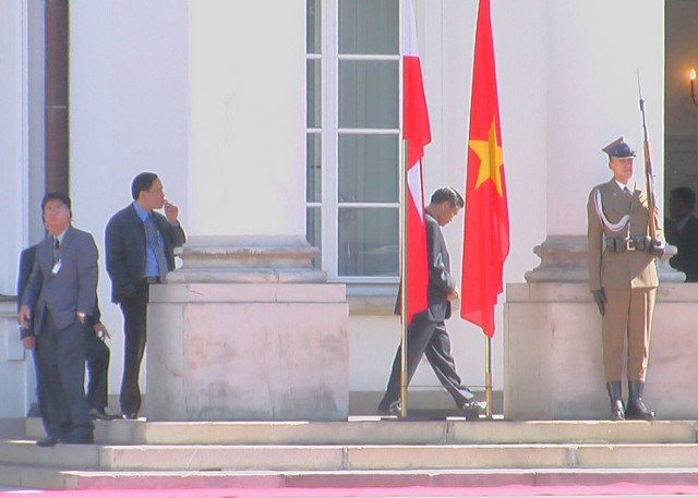 Członkowie wietnamskiego korpusu dyplomatycznego przed wejściem do Belwederu.