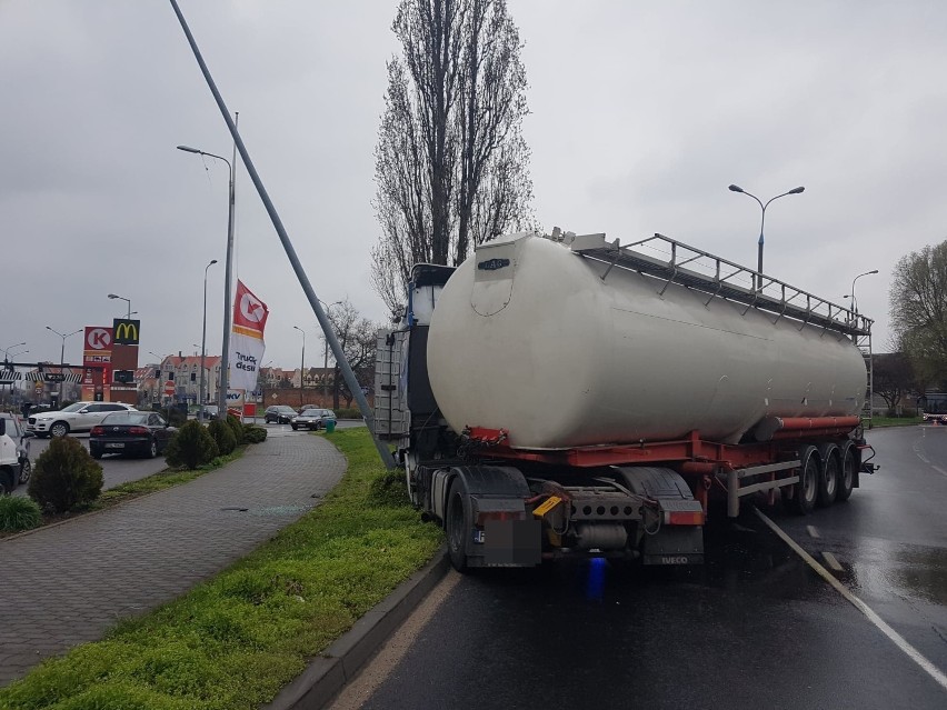 Głogów: Na dużym rondzie cysterna uderzyła w latarnię