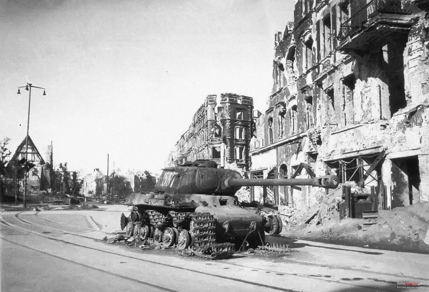 Radziecki czołg IS- 2 na Friedrich Wilhelm Strasse, czyli na...