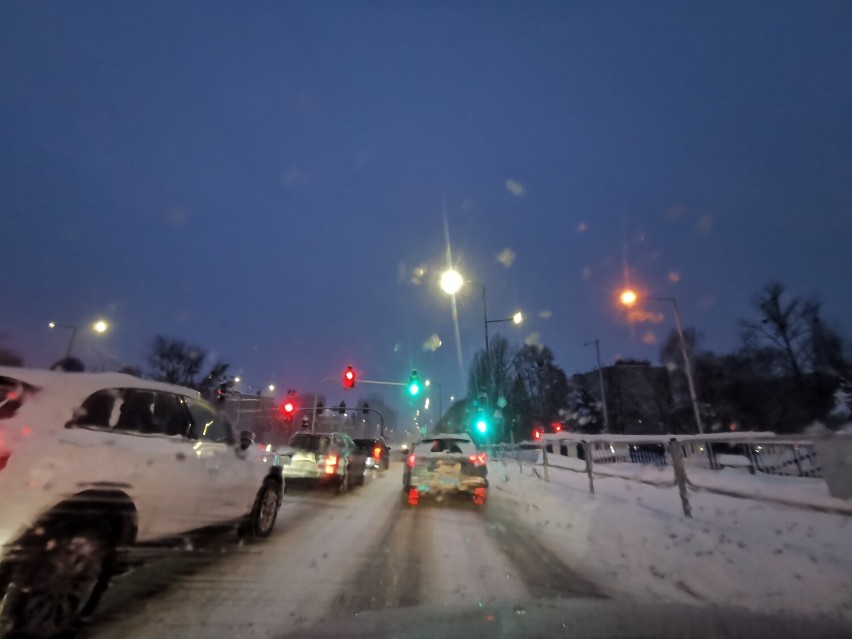 Zima rozgościła się w Częstochowie na dobre. Od rana wciąż prószy