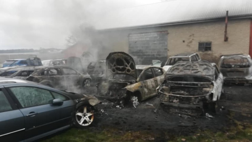 W pożarze w Pieńkach Laskowskich spłonęło 16 samochodów. Sprawę bada policja[FOTO]
