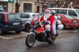 Świąteczna parada Mikołajów na ulicach Obornik [ZDJĘCIA]