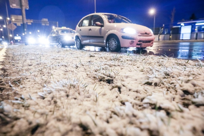 Nagły atak zimy w Krakowie. Po wichurach zaczął sypać śnieg [ZDJĘCIA]