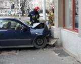 Groźny wypadek we Wrocławiu. Auto uderzyło w ścianę budynku. Kierowca i pasażer uciekli (ZDJĘCIA)