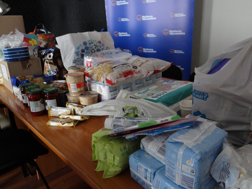 W biurze KO w Radomsku trwa zbiórka darów dla uchodźców z Ukrainy [ZDJĘCIA]