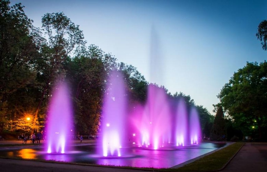 Główna atrakcja Plant – kolorowa fontanna w Alei Zakochanych...
