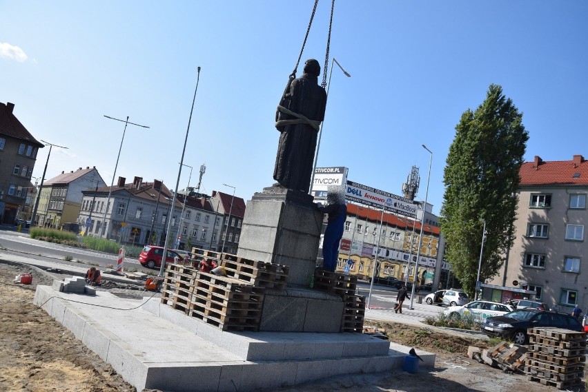 Pomnik Adama Mickiewicza waży prawie siedem ton.