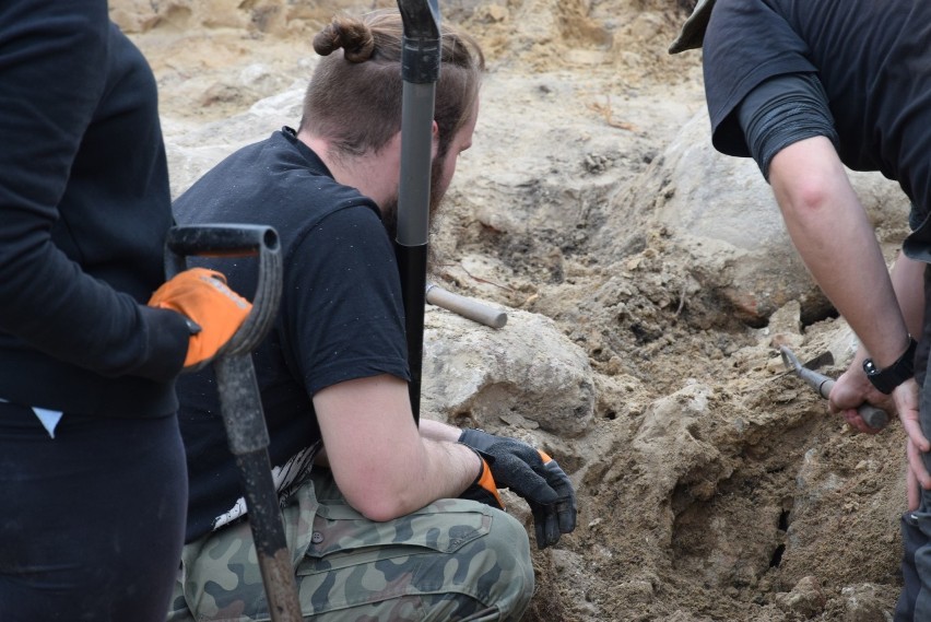 W Sępólnie na Placu Wolności archeolodzy wykopali fundamenty...