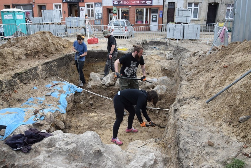 W Sępólnie na Placu Wolności archeolodzy wykopali fundamenty...