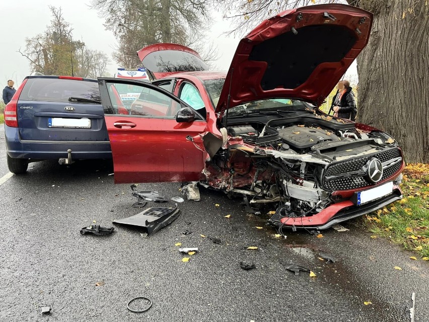 Wypadek na DK nr 10 w Kosztowie. Mercedes zderzył się z Kią [ZDJĘCIA]