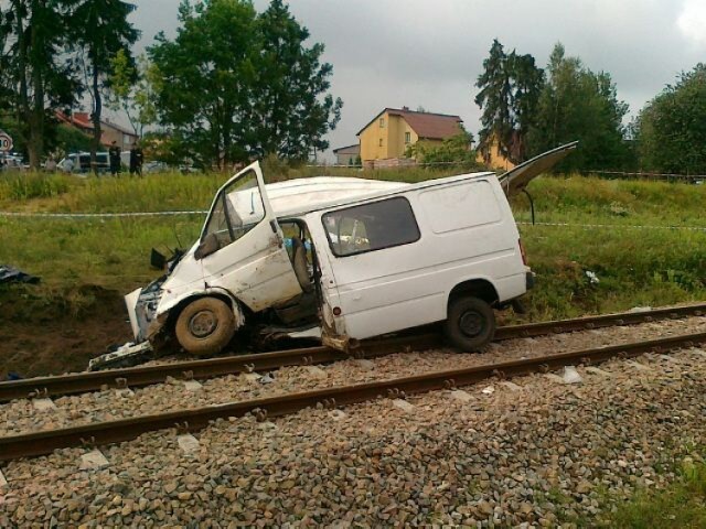 Bus wjechał pod pociąg na niestrzeżonym przejeździe w ...