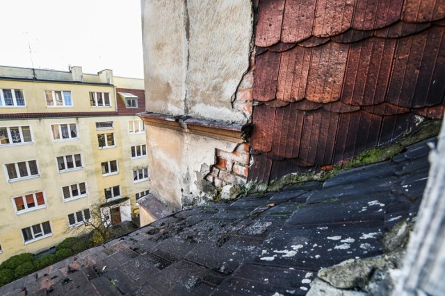 -&nbsp;Plamy na suficie są coraz ciemniejsze i coraz większe - mówi pani Agnieszka. Oboje z mężem uczciwie pracują, na bieżąco opłacają czynsz, a muszą mieszkać w takich warunkach.