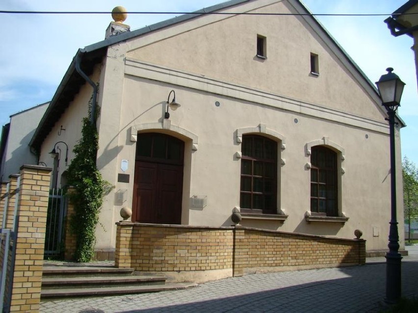 Mała synagoga na pl. ks. Jana Skarbka, jedyna, która...