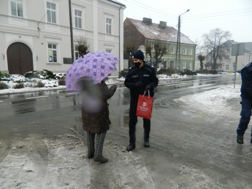 Noś odblaski! Policjanci przypominali o tym mieszkańcom Opatówka. ZDJĘCIA