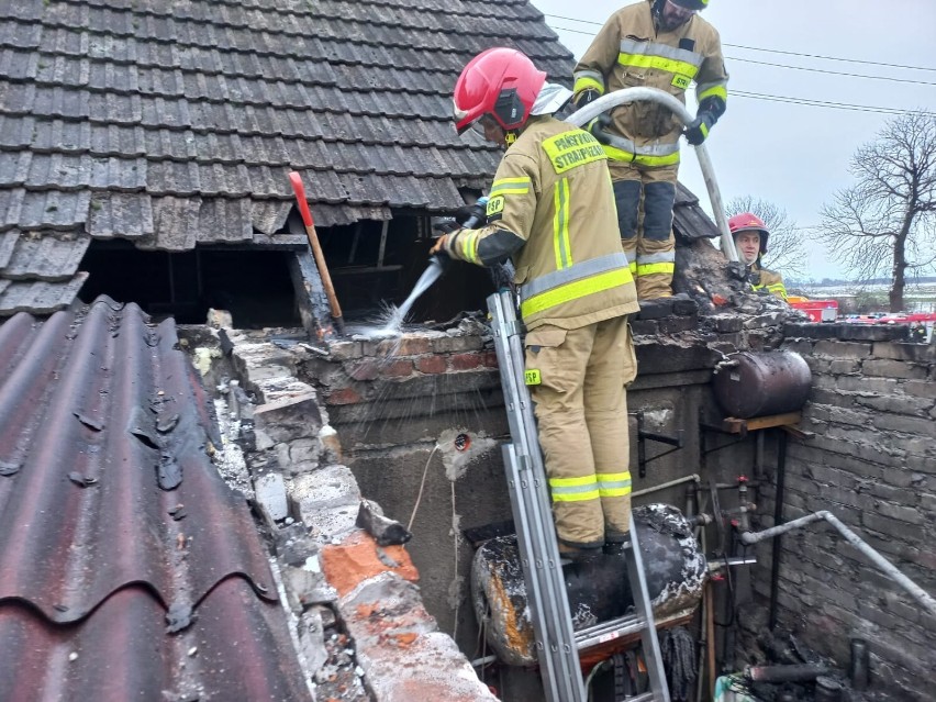 Pożar domu w Rąbczynie pod Wągrowcem. Interweniowała straż pożarna