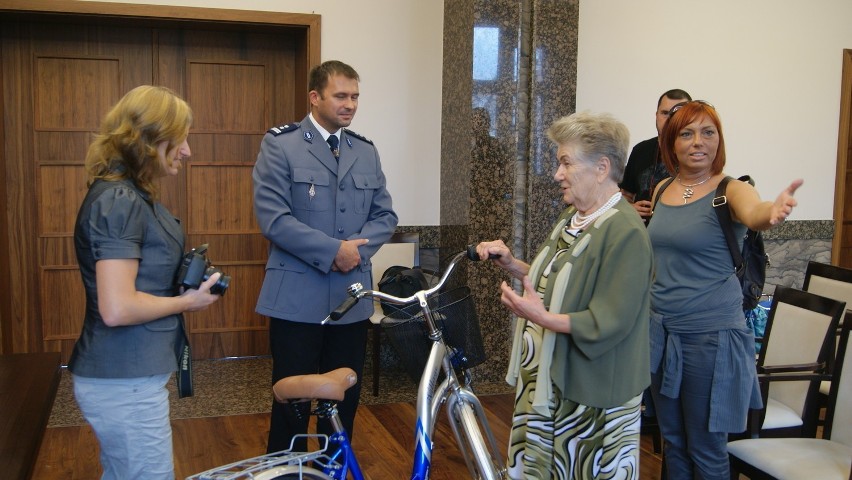 2011 r. Komendant wręcza rower 78-letniej pani Genowefie za...