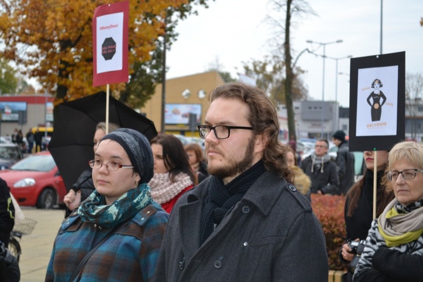Czarny protest w Puławach. Na placu Chopina kontrmanifestacja obrońców życia