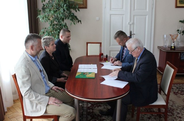 Umowę podpisują Julian Ozimek burmistrz Gminy i Miasta Nisko i Łukasz Molter przedstawiciel wykonawcy firmy Molter