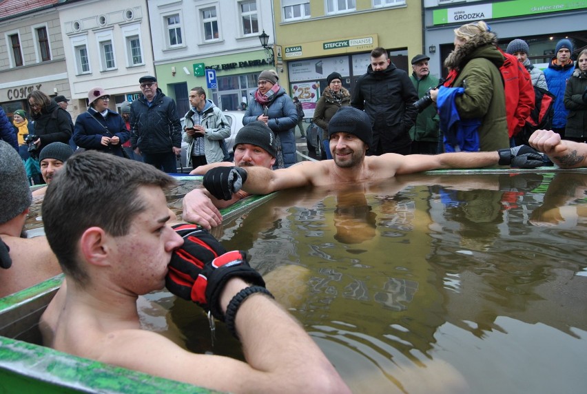 Kościańskie morsy wspierają Wielką Orkiestrę Świątecznej Pomocy FOTO