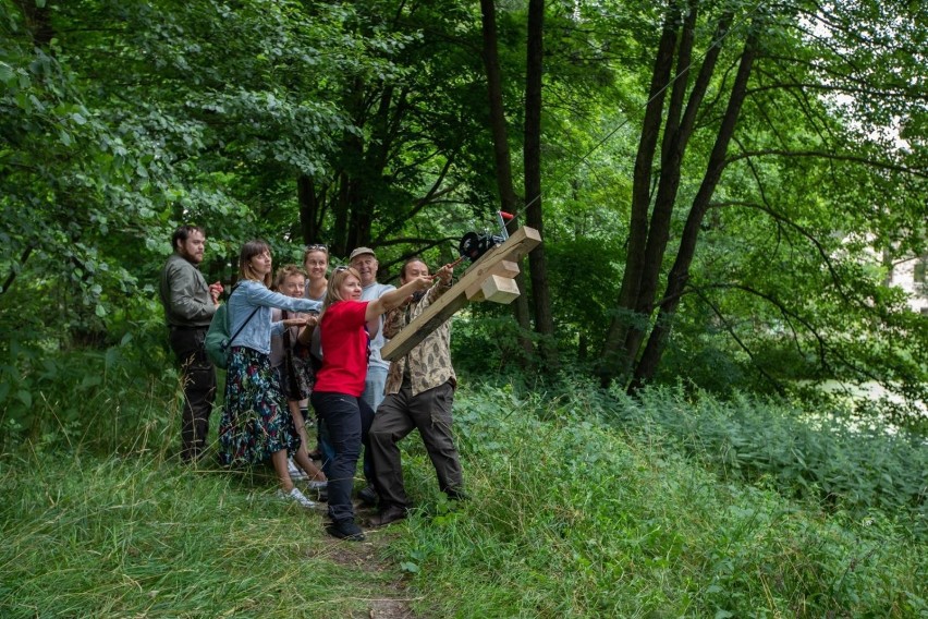 Kłoda bartna została zawieszona na jednym z drzew w...