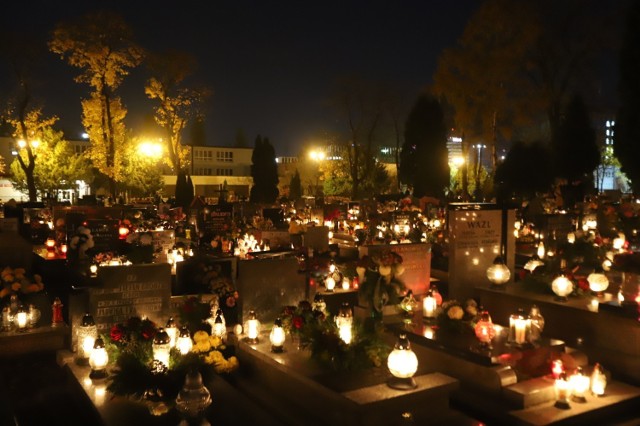 Idąc cmentarzem przy ul. Sienkiewicza natkniemy się na groby wielkich Ślązaków. To tu spoczywają Kazimierz Kutz, Krystyna Bochenek, Wojciech Kilar, Jerzy Duda-Gracz, Alfred Szklarski czy Henryk Mikołaj Górecki.