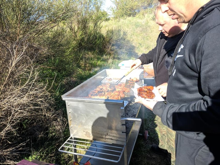 Dzień Strażaka w powiecie puckim. Płyną życzenia, a strażacy bawią się i pracują. OSP Jastrzębia Góra zaprosiła na grill