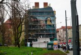 Na ścianie kamienicy na Jeżycach w Poznaniu powstaje nowy mural. Będzie promował "Wiedźmina", nowy serial Netflixa