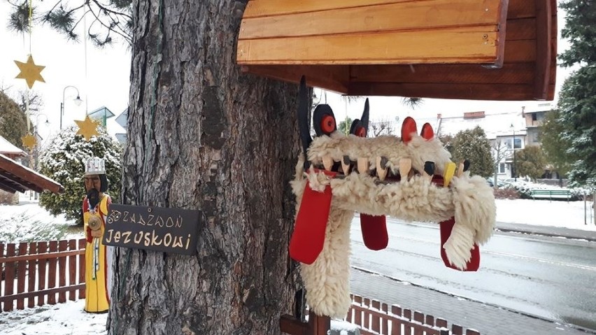 Niezwykła, drewniana szopka w zimowej, puszystej szacie na rynku w Korczynie [ZDJĘCIA]