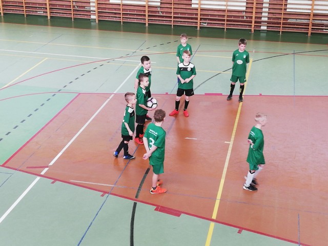 Dziecięce drużyny piłkarskie rywalizowały na hali podczas turnieju o Puchar Burmistrza Dolska