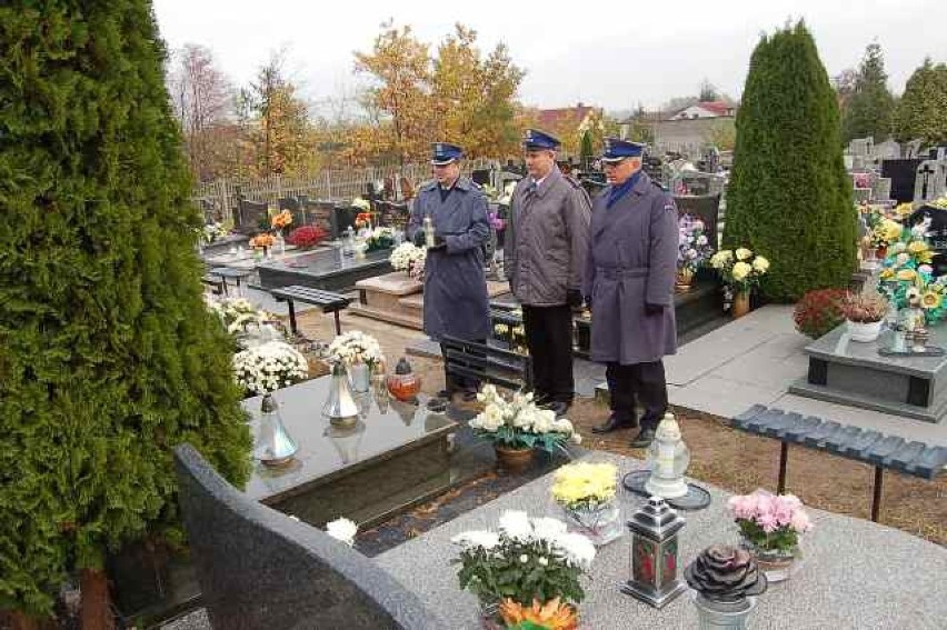 Wszystkich Świętych. Policjanci pamiętają o zmarłych...