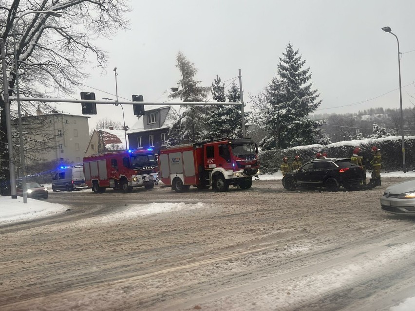 Wypadek na skrzyżowaniu ul. Wrocławskiej i Długiej oraz zator przez autobus na Podgórzu w Wałbrzychu - zdjęcia