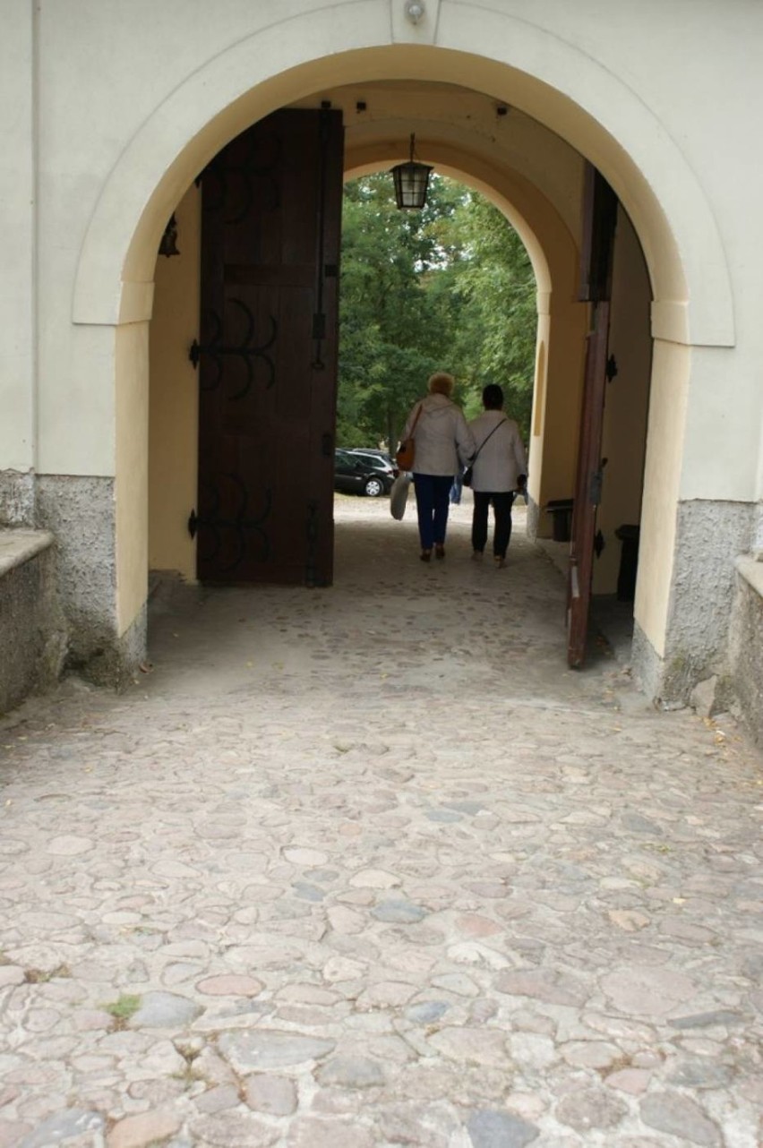 Odpust w Bieniszewie. Zamknięta brama klasztorna ojców...
