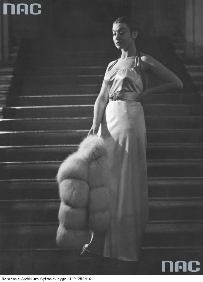 Aktorka Nina Andrycz. Fotografia pozowana na schodach.Data...