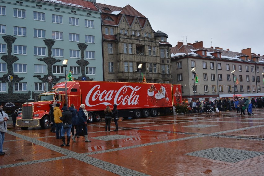 Ciężarówki Coca-Coli w Bytomiu. Mikołajkowy zawrót głowy na Rynku [ZDJĘCIA]