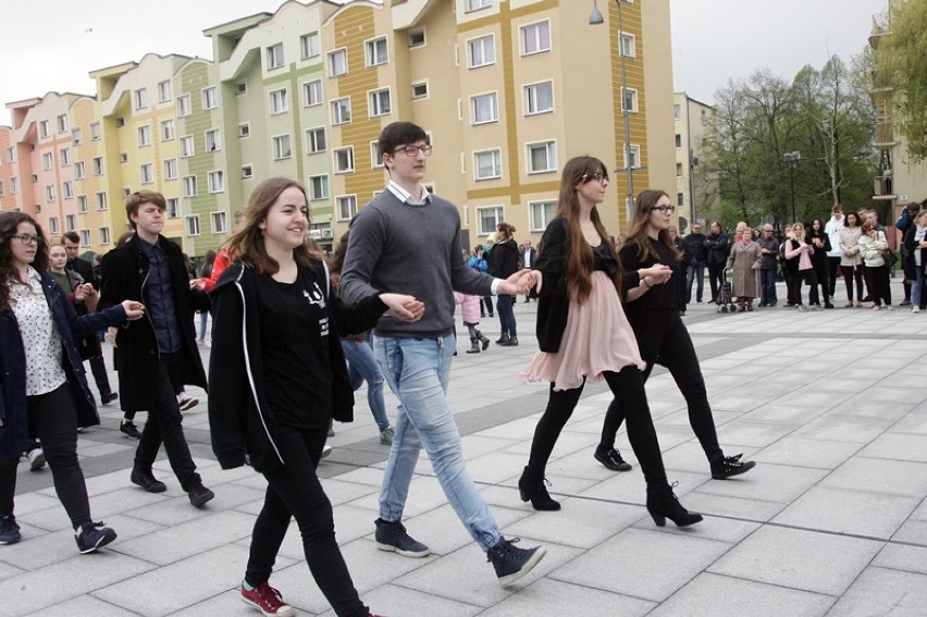 Historyczny taniec w Lubinie, maturzyści zatańczy poloneza [ZDJĘCIA, FILM]