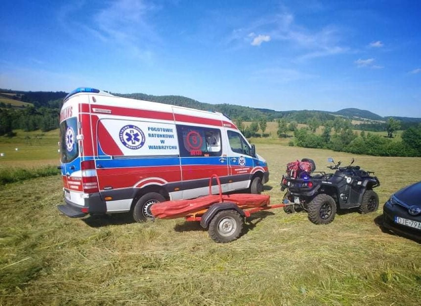 Traktor spadł ze skarpy i przygniótł rolnika do drzewa