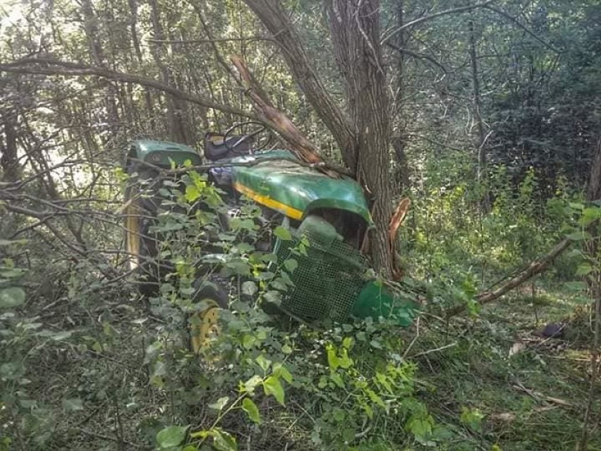 Traktor spadł ze skarpy i przygniótł rolnika do drzewa