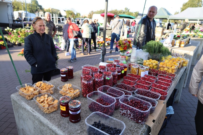 Smaki i kolory jesieni na rynku w Szczecinku