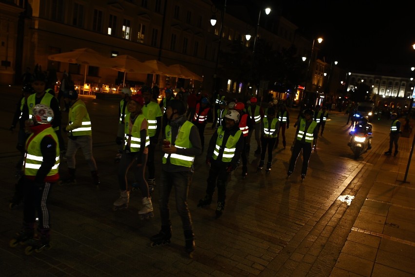 Nightskating w Warszawie 2022. Nocny przejazd rolkarzy przez miasto. "Ostatni w tym roku"