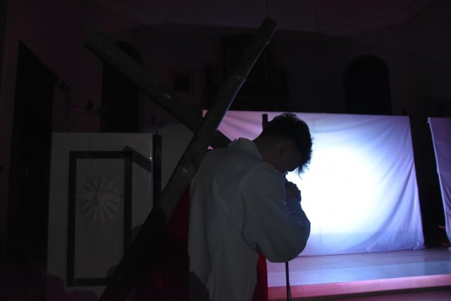 Młodzieżowy Krąg Biblijny, działający przy parafii w Kiełpinie, wspólnie z ks. Dawidem wystawił Misterium Męki Pańskiej.