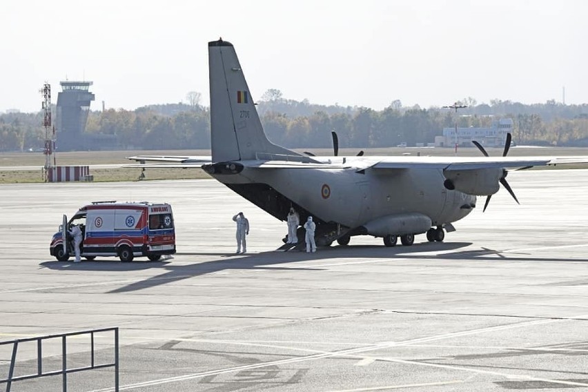Pacjenci z Rumunii chorzy na COVID-19 trafili na leczenie do Łodzi. Przylecieli rumuńskim samolotem wojskowym