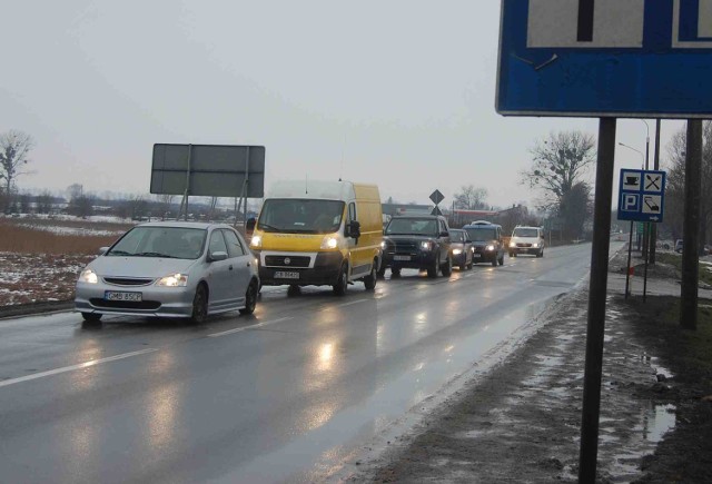 Droga krajowa nr 22 w Malborku w stronę Tczewa jest w dobrym stanie. Od Gnojewa warunki do jazdy są coraz gorsze.