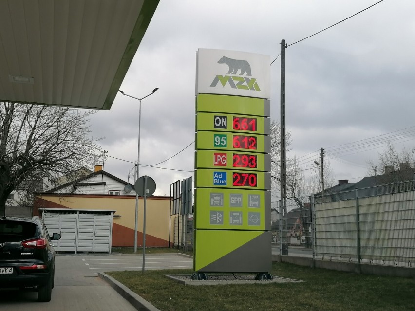 Rosną ceny paliw na stacjach w Tomaszowie Maz. Kolejek już nie ma [ZDJĘCIA]