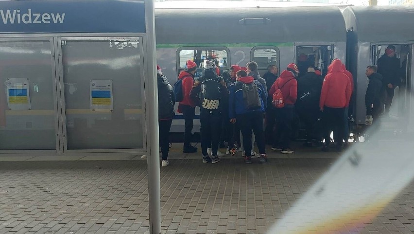 Kibice Widzewa pojechali do Gdańska na mecz z Lechią. Z dworca Łódź Widzew wyruszyły dwa pociągi ZDJĘCIA